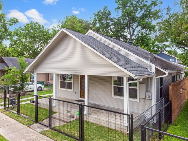 Building Photo - 1110 Louise St