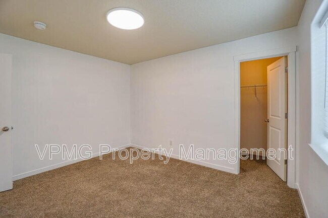 Building Photo - 5941 NE 48th St