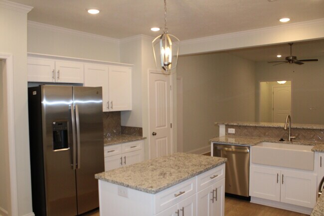 Building Photo - 921 Holbrook Dr