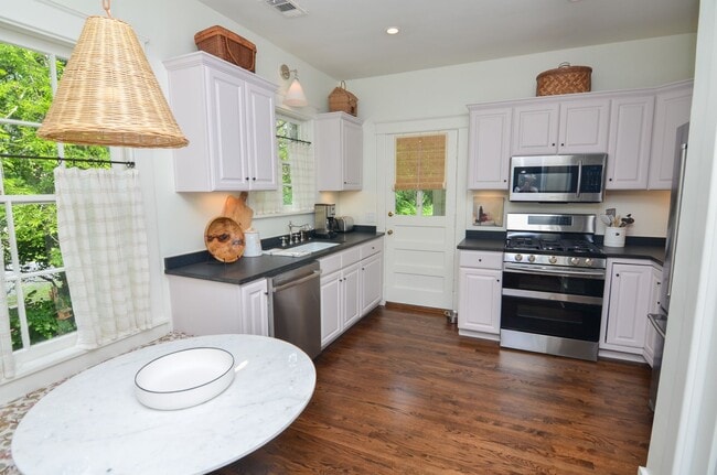Building Photo - English Cottage in the heart of Belle Meade