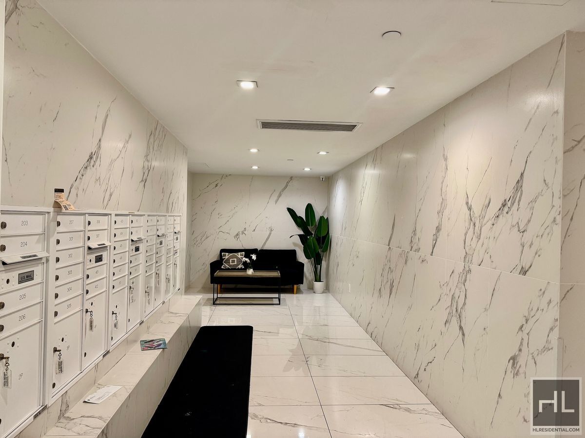 Building Photo - Gorgeous 1 bedroom with private balcony & laundry hookup