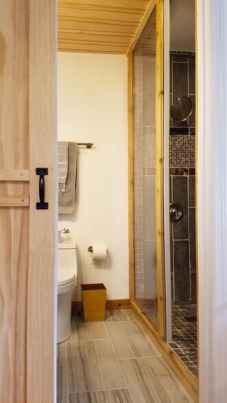 Guest Bath - 1236 Sunnymeade Dr