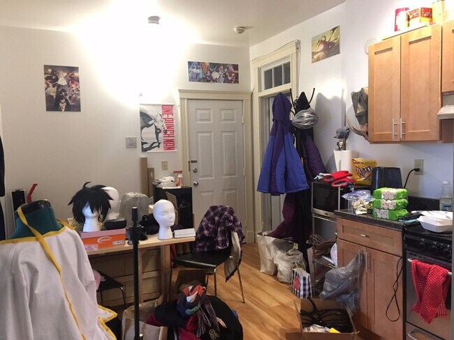 Building Photo - 3BR 1Bth unit. Heat/Hot Water included! Great location!