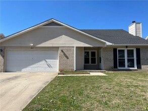 Building Photo - 2840 Chillingworth Dr