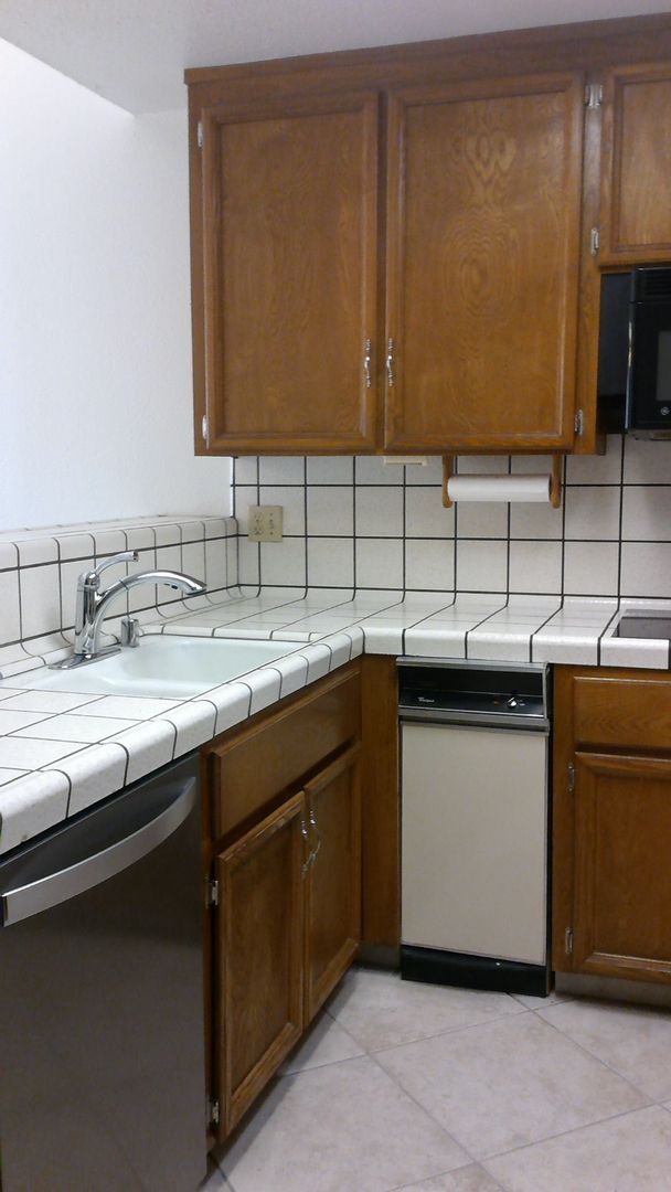 Building Photo - 315 E Nees Ave