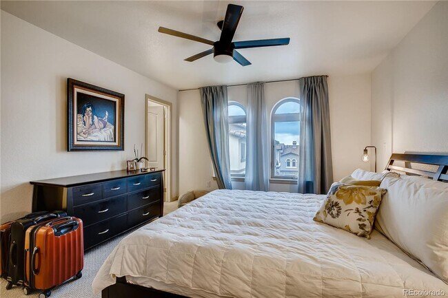 Building Photo - Gorgeous Townhouse in Breathtaking Solterr...