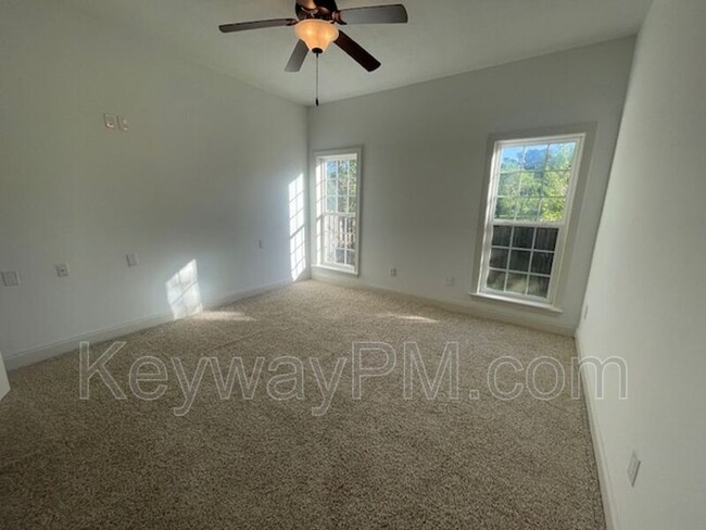 Building Photo - 880 Willow Lake