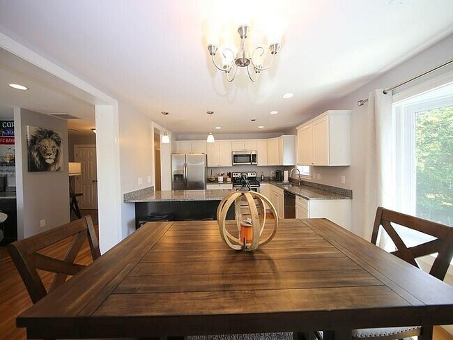 Building Photo - 10 Irma St