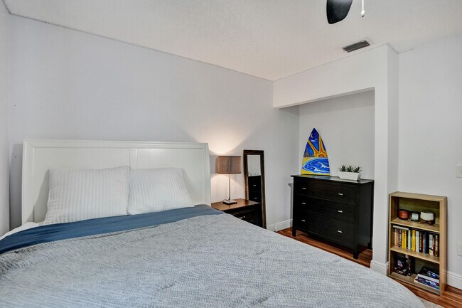 Building Photo - 9841 NW 9th Ct