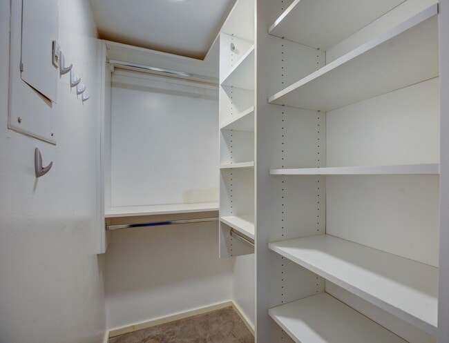 Building Photo - Stylish Ground-Floor Condo in Gated Palm S...