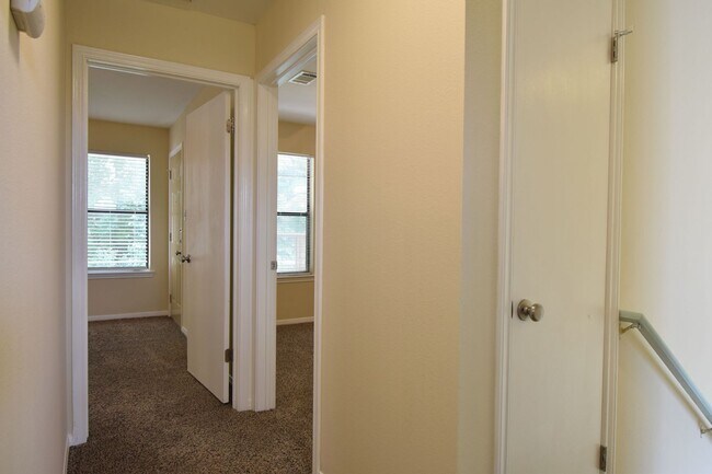 Building Photo - Hart Ln 6489