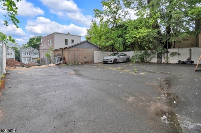 Building Photo - 669 S 17th St