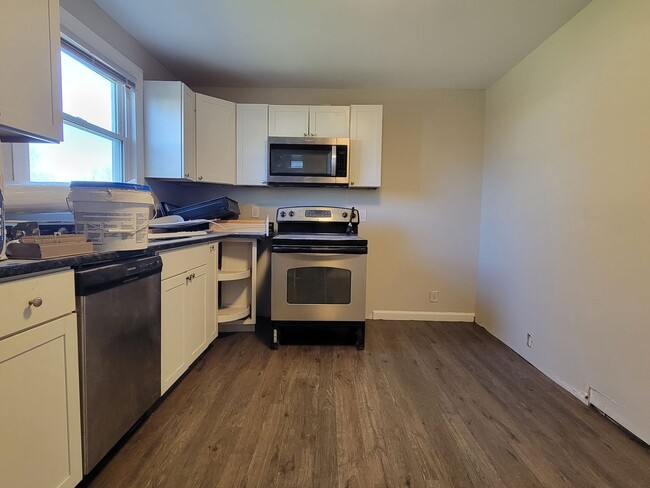 Building Photo - Remodeled rowhouse in Manchester