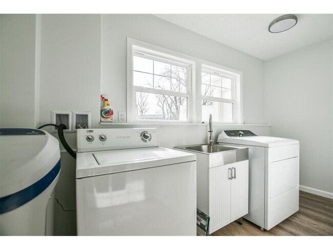 Building Photo - 1621 Larson Dr