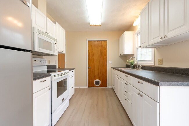 Building Photo - Spacious Ranch Close to Campus