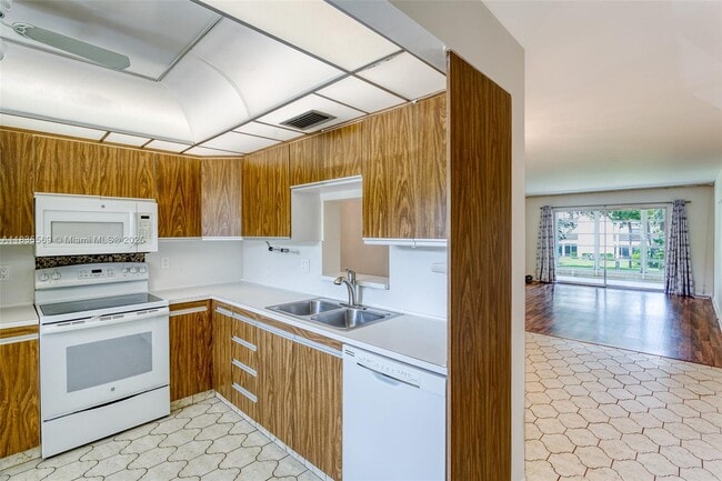 Building Photo - 2303 Lucaya Ln