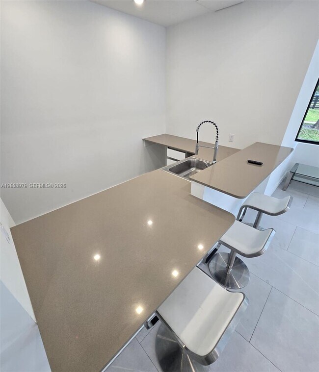 Building Photo - 5503 W Oak Wy