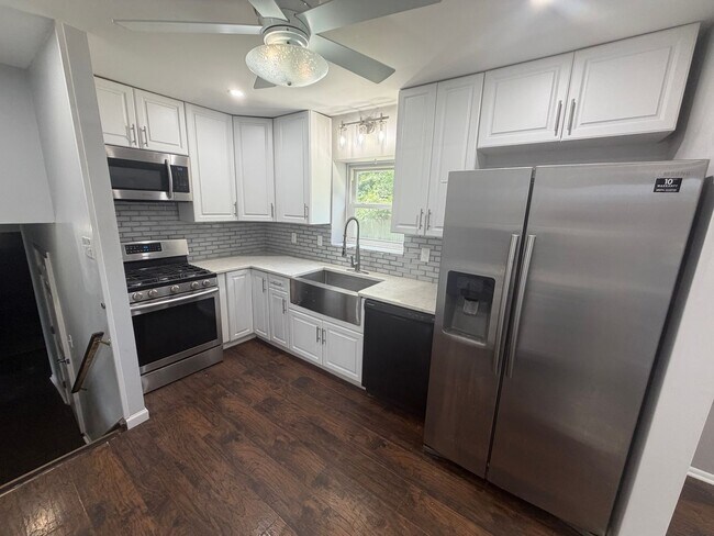 Building Photo - Renovated 3BR Split-Level on a Spacious Corner Lot with Garage in Toms River