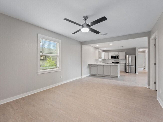 Building Photo - 421 S Interurban St