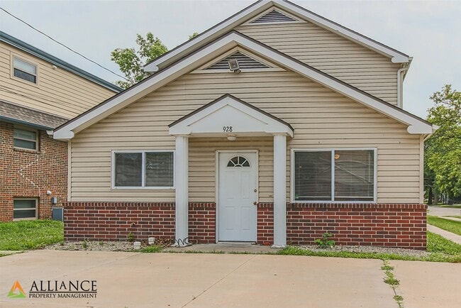 Building Photo - 928 Moro St