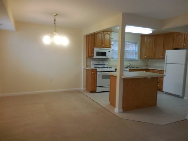 Building Photo - Concord Cove Apartments - 1122-11D