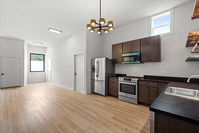 Building Photo - 3123 N California Ave