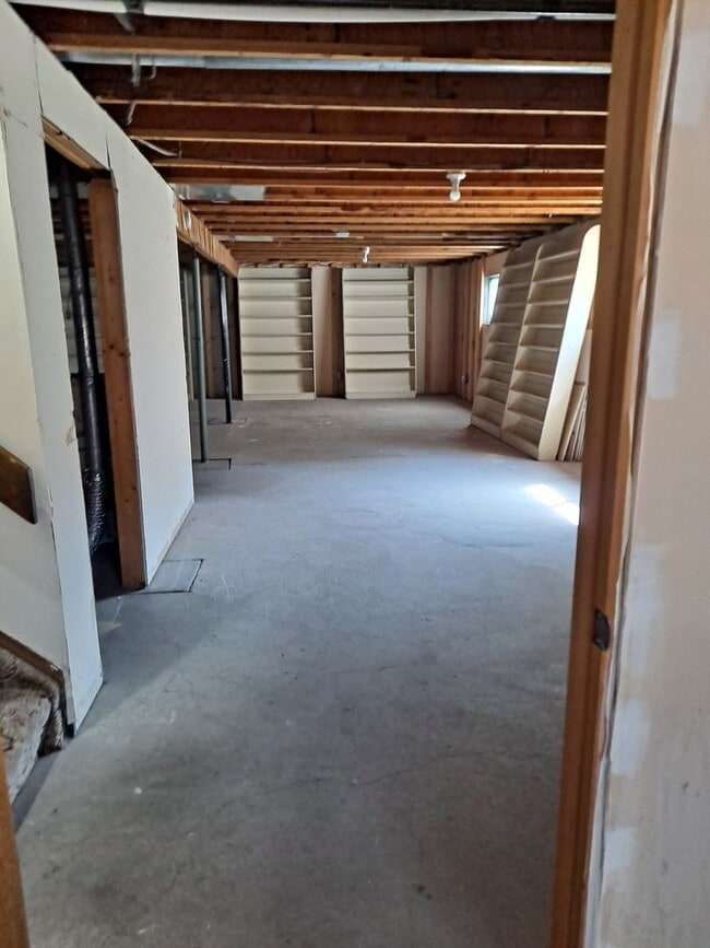 Building Photo - ALL PROSPECTIVE TENANTS MUST SUBMIT A $58 ...