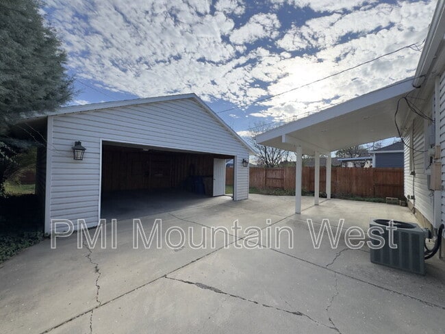 Building Photo - 1878 E Stratford Ave