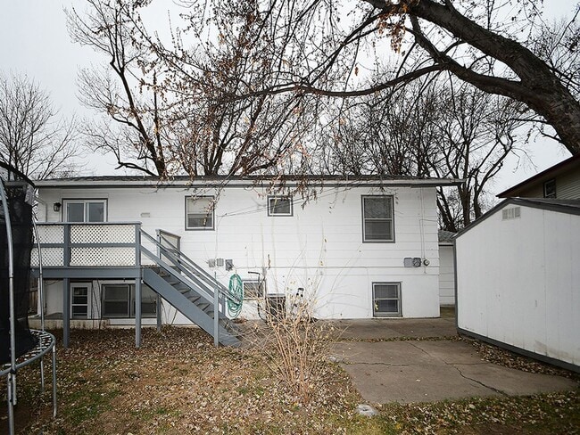 Building Photo - Spacious Living