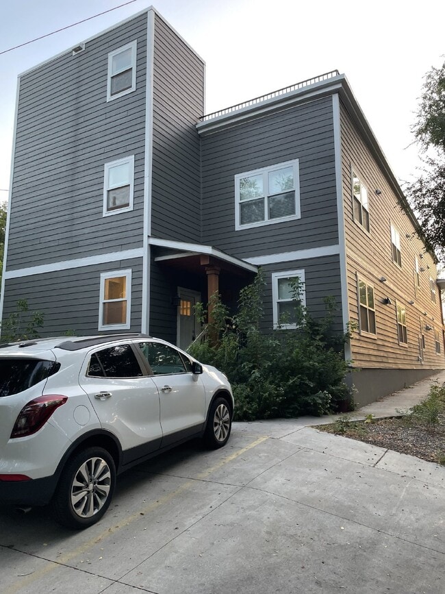 Building Photo - Stunning sunsets on private balcony 2 bed 2 bath in Longfellow!