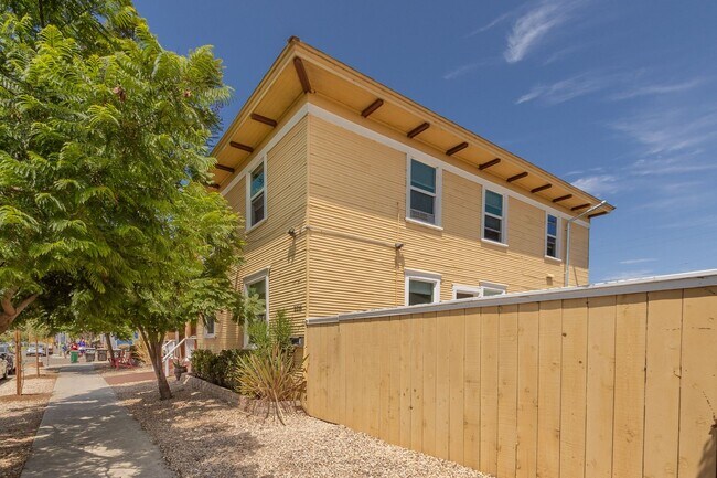 Building Photo - Charming 1 Bed/1 Bath w/ Large Fenced Yard...