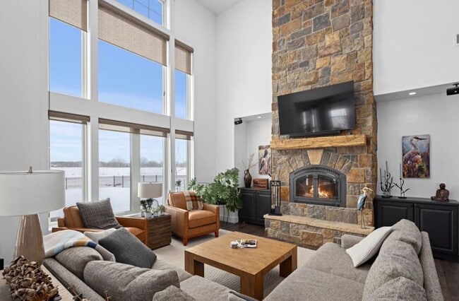 Building Photo - Stunning luxury rental!