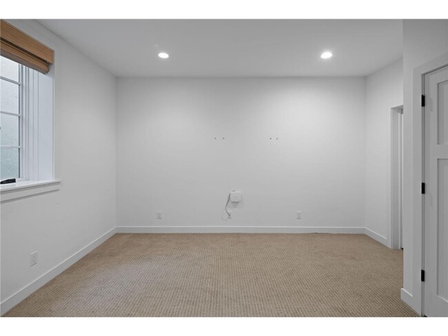 Building Photo - 2820 W Lake of the Isles Pkwy