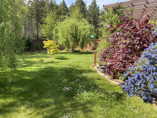 Building Photo - Single-family 3-bedroom home in a desirable neighborhood in town!