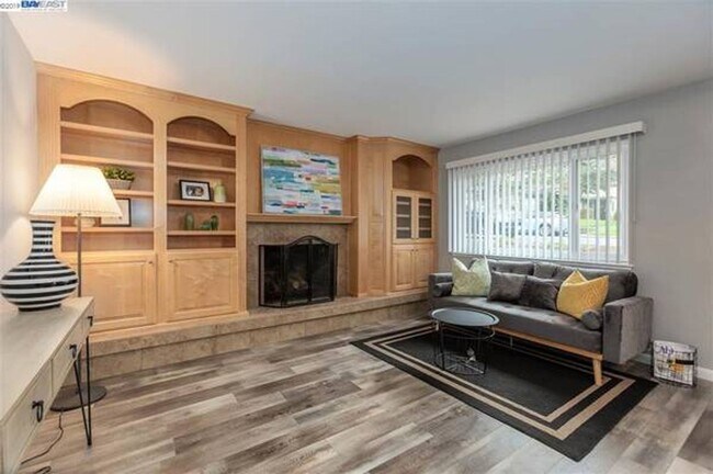 Building Photo - $2,490 - THE NICEST FIRST FLOOR CONDO IN P...