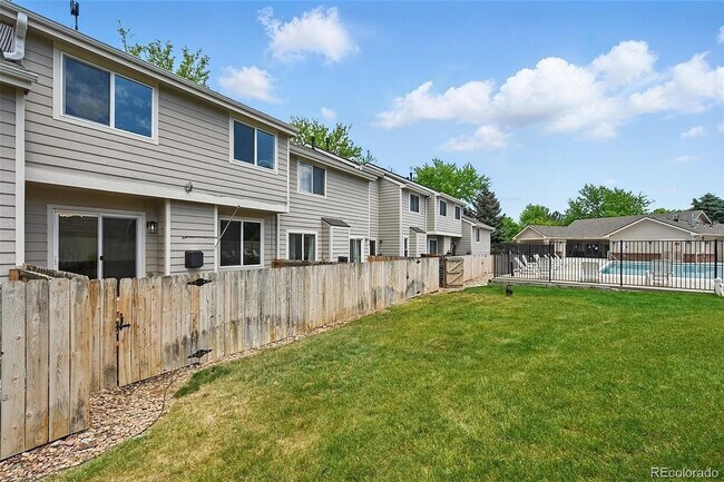 Building Photo - Beautiful, updated, spacious unit!