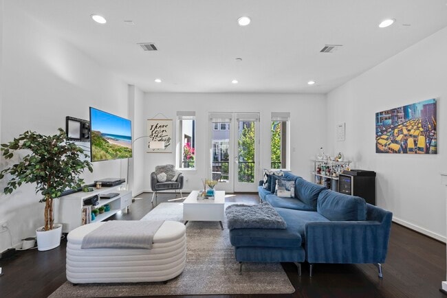 Building Photo - 1925 Shearn St