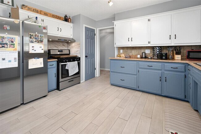 Building Photo - 801 N Markwell Ave