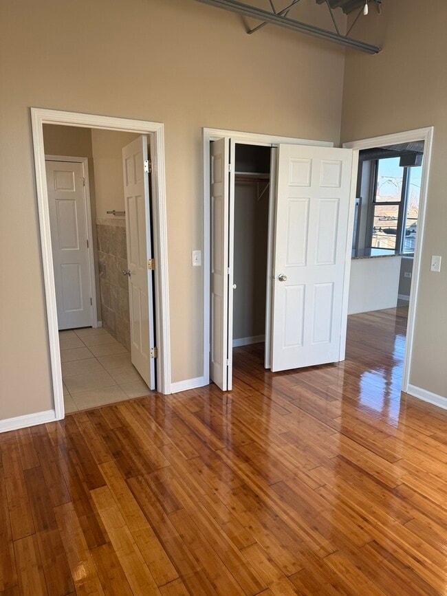 Building Photo - 127 N 19th Ave