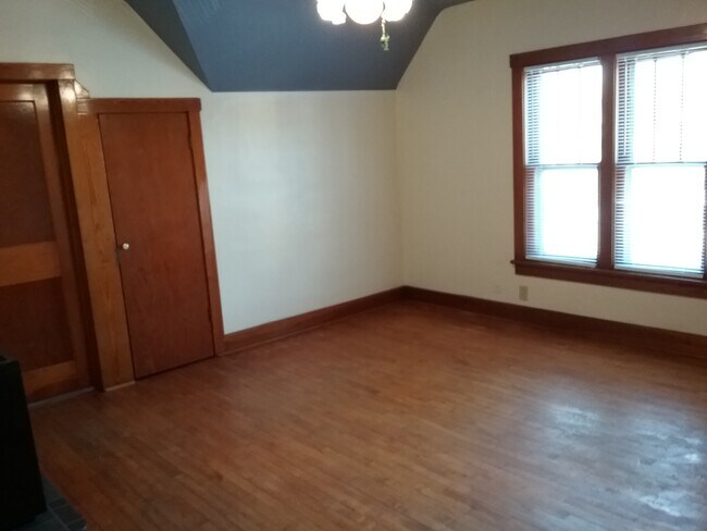 Building Photo - 817 W Spencer St