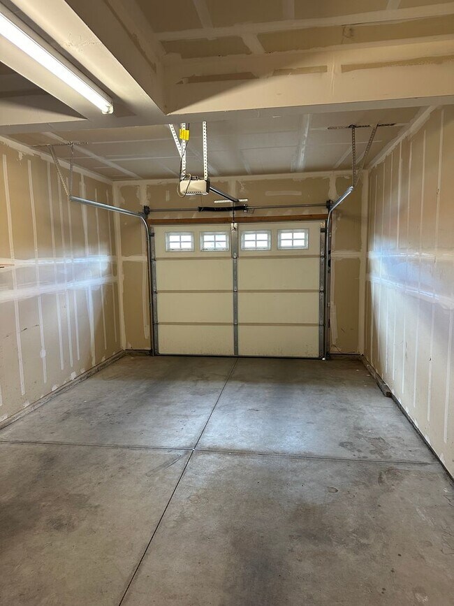 Building Photo - Bucking Horse Townhome