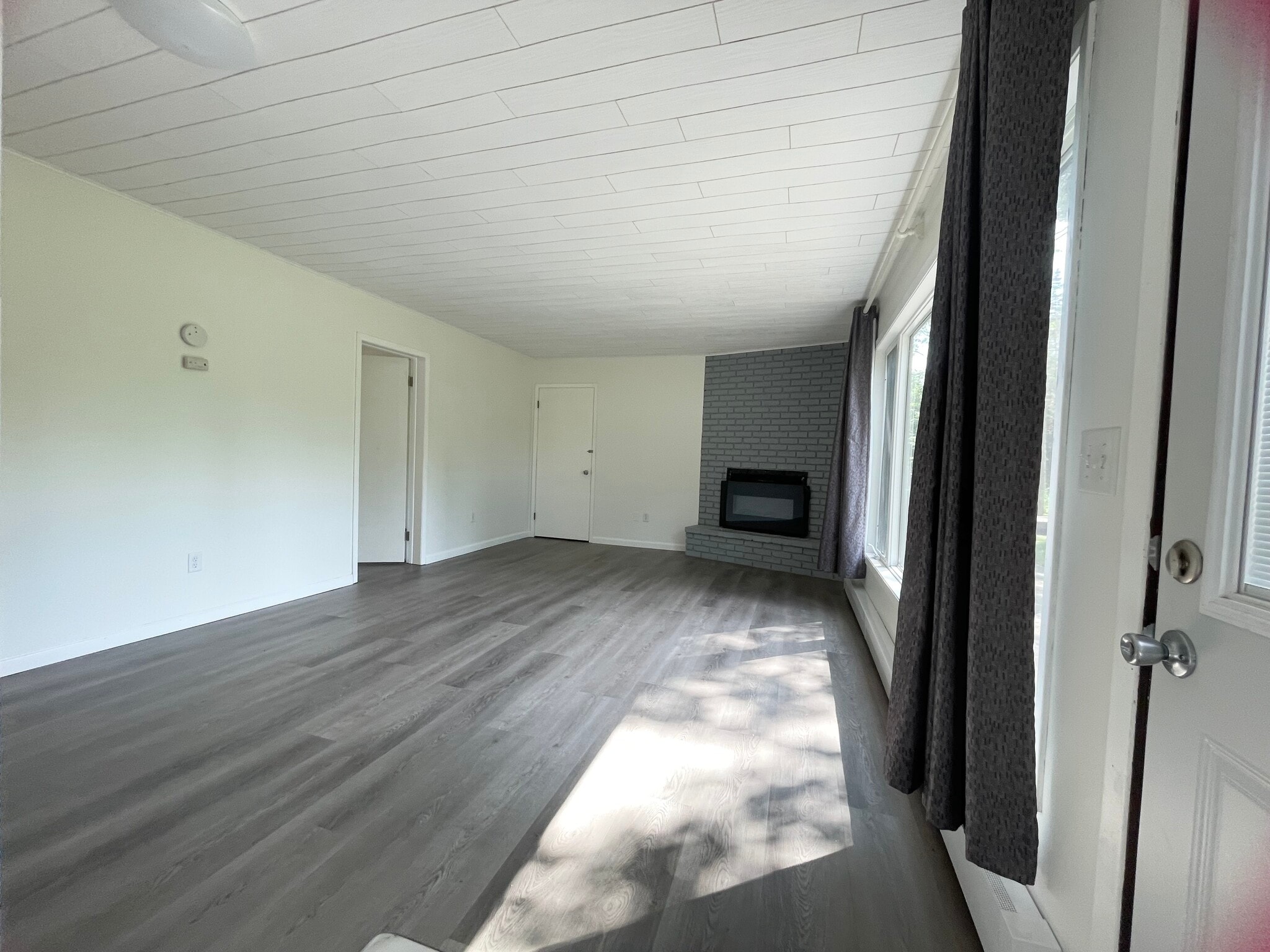 Building Photo - 5223 Birchmont Dr NE