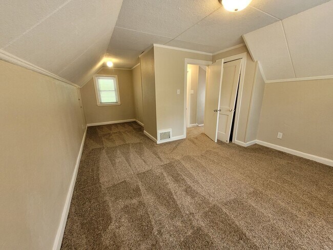 Building Photo - 2 bedroom, 1.5 bathroom home with detached garage!
