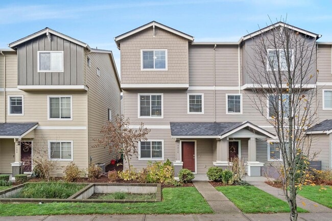 Building Photo - $1K move-in special! Sparkling clean newer 4-bdrm/3.5-bath townhome—2-car garage, near Forest Park