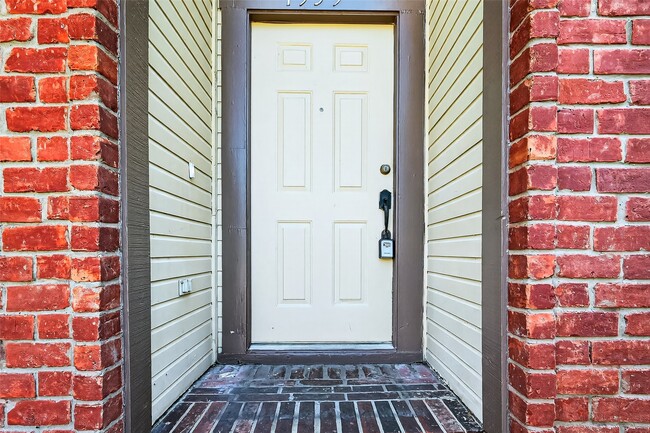 Building Photo - 1535 Beaconshire