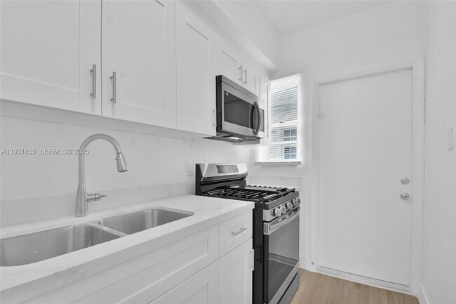 Building Photo - 1900 Calais Dr