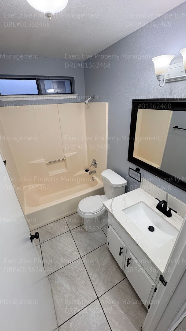 Building Photo - 3 bedroom/ 2 bathroom home nestled in a cul-de-sac.