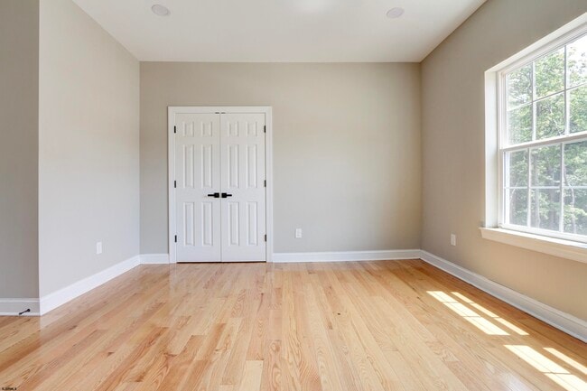 Building Photo - 438A Redwood Ave