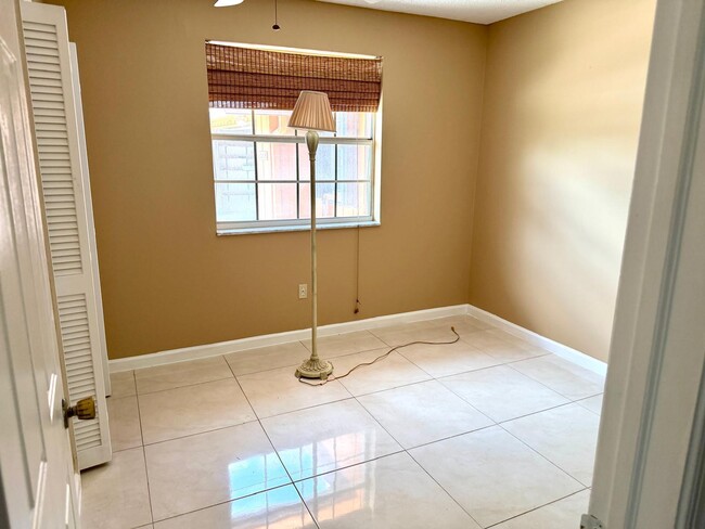 Building Photo - 1235 Rowayton Cir