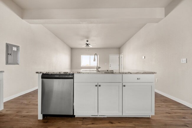 Building Photo - 753-753 E Laporte Dr